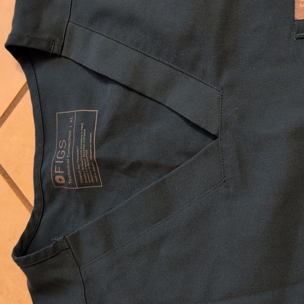 FIGS Technical Collection Chisec Three-Pocket Scrub Top Caribbean Blue XL - Picture 4 of 11